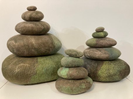 Galets et cairns tons verts