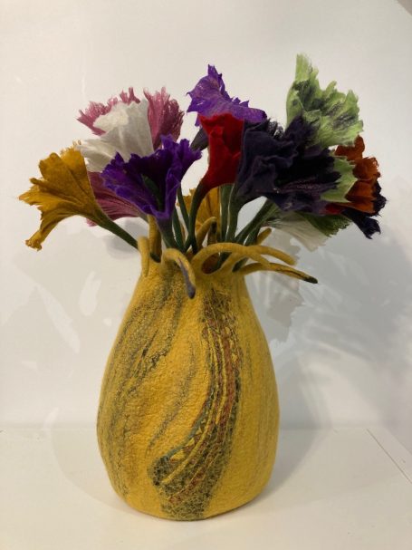 Pot jaune avec bouquet de fleurs