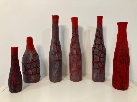 Bouteilles craquelées rouges et grises