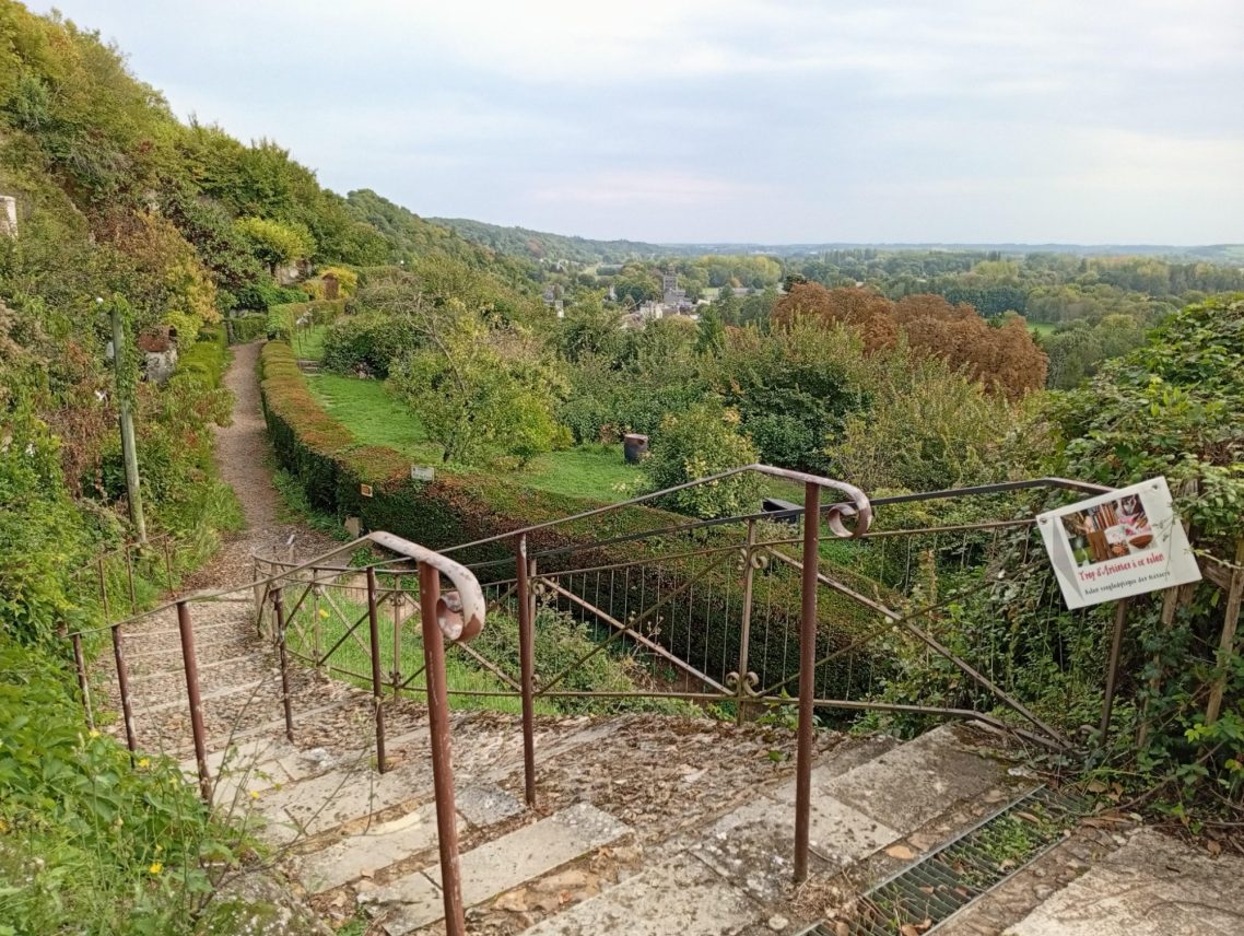 Escalier et vue de Trôo