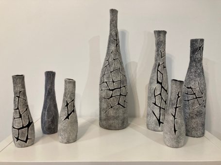 Bouteilles craquelées grises et noires
